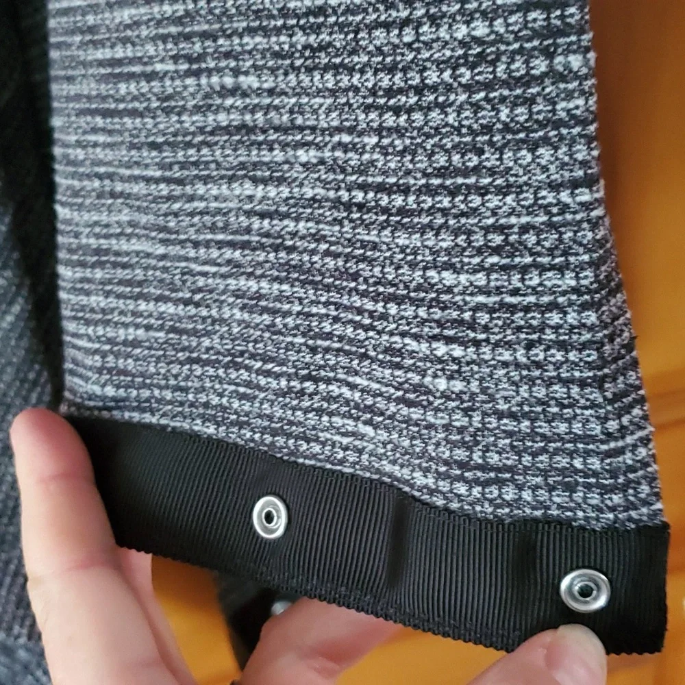 Lululemon Vinyasa Snap‎ Convertible Scarf in Black and White Stripe